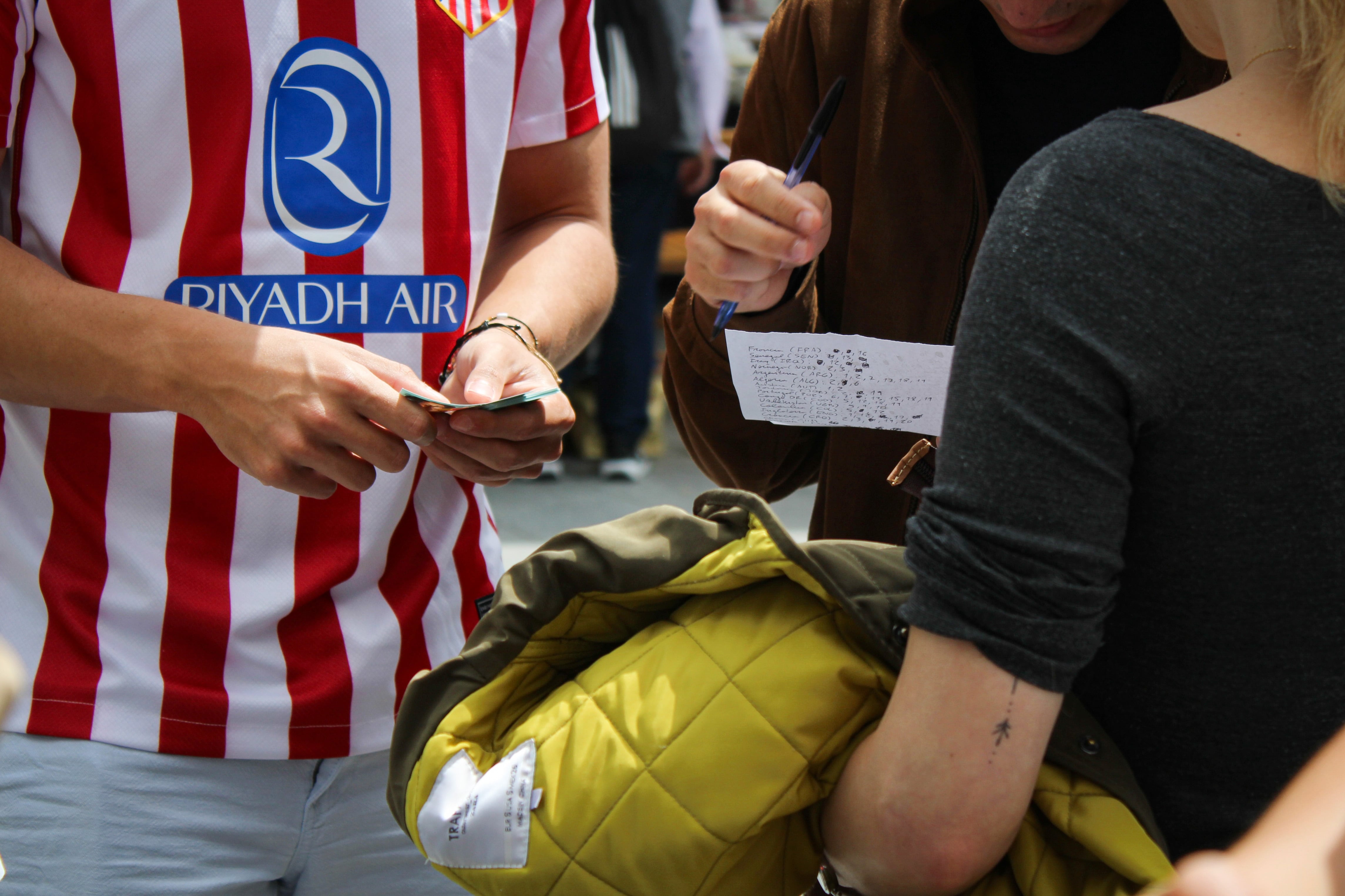 Unos chicos intercambian cromos en la plaza del Campillo de Madrid, el 3 de mayo de 2026.