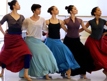 De izquierda a derecha, Zhengjia Yu, Alba Tapia, Martina Giuffrida, Kana Nishiue y Elena Di&eacute;guez, bailarinas de la compa&ntilde;&iacute;a V&iacute;ctor Ullate Ballet-Comunidad de Madrid en un ensayo de la obra.
