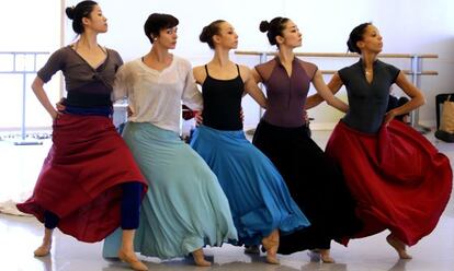 De izquierda a derecha, Zhengjia Yu, Alba Tapia, Martina Giuffrida, Kana Nishiue y Elena Diéguez, bailarinas de la compañía Víctor Ullate Ballet-Comunidad de Madrid en un ensayo de la obra.