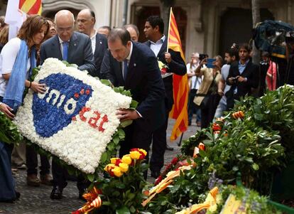 El candidat d'Unió a la presidència de la Generalitat, Ramon Espadaler, amb el líder de la formació, Josep Antoni Duran Lleida, participen en la tradicional ofrena floral al monument a Rafael Casanova en la celebracio de la Diada.