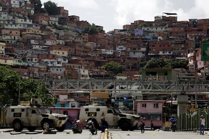 Una calle bloqueada por policía antidisturbios en Caracas.