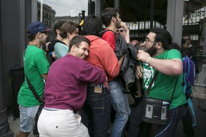 Alguns descontents han entrat per la força al centre cultural per protestar contra l'exposició.