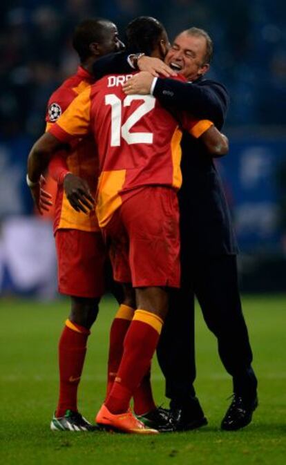 Fatih Terim felicita a Drogba ante Nounkeu.