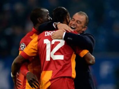 Fatih Terim felicita a Drogba ante Nounkeu.