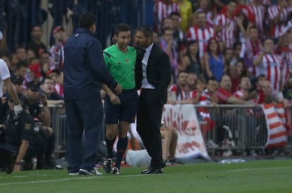 Simeone le propina una colleja al cuarto árbitro en la ida de la Supercopa.