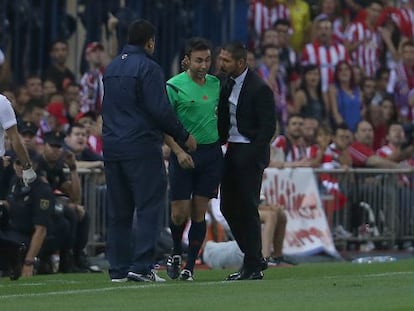 Simeone le propina una colleja al cuarto árbitro en la ida de la Supercopa.