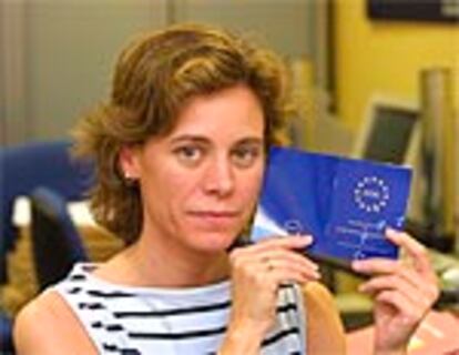 Jasone Rodríguez muestra el carnet informático europeo.