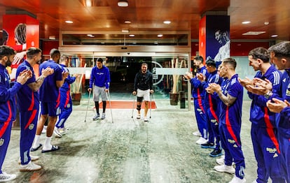 Rodri (izquierda) y Carvajal, ambos con muletas, saludan a sus compañeros de selección el pasado jueves en la Ciudad del Fútbol de Las Rozas (Comunidad de Madrid).