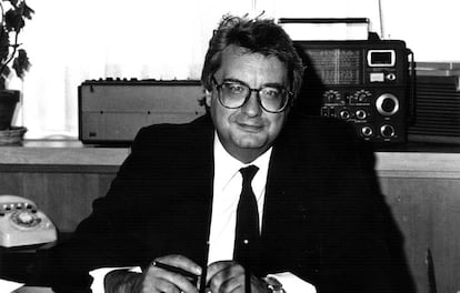 El periodista radiofónico Eduardo Sotillos, en su despacho de Radio Nacional de España.