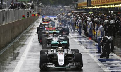 Hamilton, que lidera la carrera entran en el pit lane durante una pausa en las carreras debido a las fuertes lluvias.