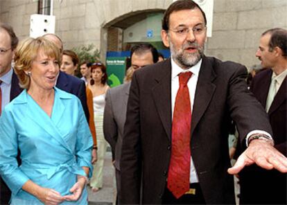 Mariano Rajoy y la presidenta de la Comunidad de Madrid, Esperanza Aguirre, en El Escorial.