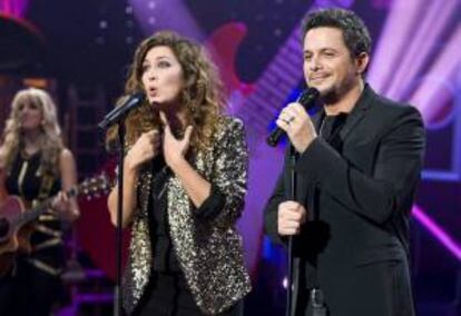Los cantantes Alejandro Sanz (i) y Estrella Morente durante el programa "La música no se toca" que emitirá La 1 de TVE el día de Nochebuena. EFE/RTVE