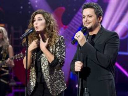 Los cantantes Alejandro Sanz (i) y Estrella Morente durante el programa "La música no se toca" que emitirá La 1 de TVE el día de Nochebuena. EFE/RTVE
