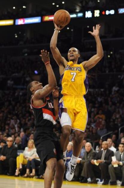 Sessions, de los Lakers, lanza a canasta ante Smith, de los Blazers.