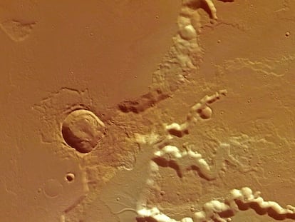 Imagen tomada por la 'Mars Express' de la formación Medusa Fossae y áreas adyacentes en el límite entre las tierras altas y bajas de Marte.