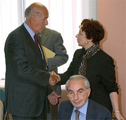 Ana Palacio saluda al presidente de la convención europea, Valèry Giscard, en presencia del italiano Giuliano Amato.