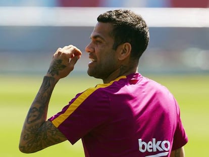 Alves, durante un entrenamiento de la semana pasada.