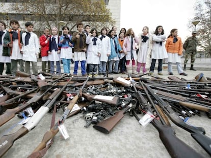 Destruição de armas diante do Congresso uruguaio em 2008.