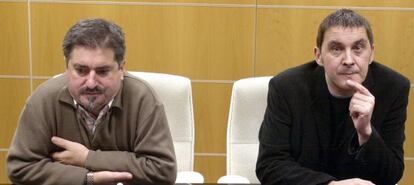 El presidente del PSE, Jesús Eguiguren, y el dirigente 'abertzale' Arnaldo Otegi, en una imagen de archivo.