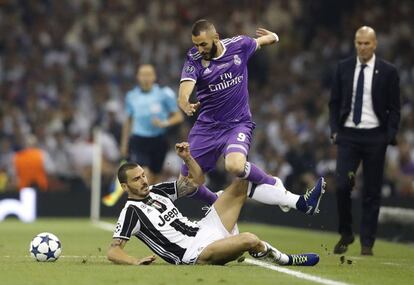 Karim Benzema y Leonardo Bonucci luchan por la pelota.