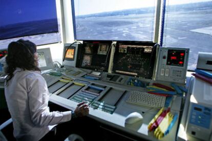 Una controladora en la torre de Madrid-Barajas inaugurada en 2006.