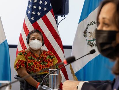 Kamala Harris habla este lunes en un encuentro en Guatemala en el que participó la Premio Nobel de la Paz Rigoberta Menchú.