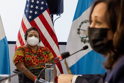 Kamala Harris habla este lunes en un encuentro con miembros de la sociedad civil en Ciudad de Guatemala en el que participó la Premio Nobel de la Paz Rigoberta Menchú.