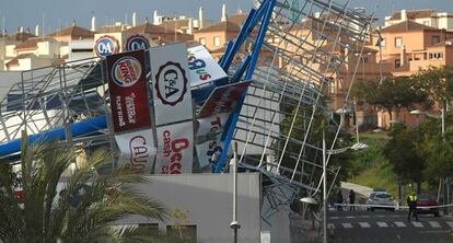 Vallas publicitarias desmoronadas en San Juan de Aznalfarache (Sevilla).