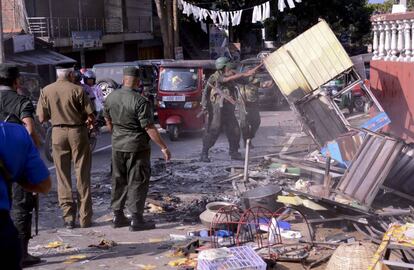 Soldados de Sri Lanka retiran fragmentos de un edificio objeto de un ataque anti-musulm&aacute;n en Kandy este martes.
