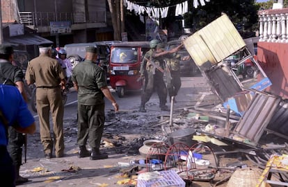 Soldados de Sri Lanka retiran fragmentos de un edificio objeto de un ataque anti-musulmán en Kandy este martes.