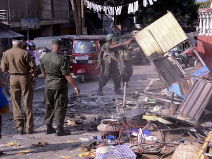 Soldados de Sri Lanka retiran fragmentos de un edificio objeto de un ataque anti-musulm&aacute;n en Kandy este martes.
