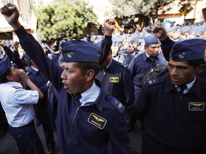 Militares de bajo rango protestan en La Paz.