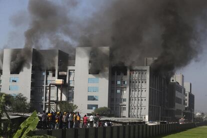 Al menos cinco personas han fallecido en un incendio en uno de los edificios del Serum Institute of India, el mayor fabricante de vacunas del mundo, en Pune.