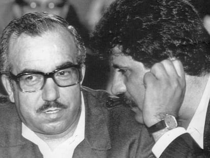 El dirigente de la OLP Abu Yihad (izq.), junto a Abu al Abbas, acusado por el gobierno de Estados Unidos del secuestro del barco Achille Lauro, en una foto de abril de 1987.