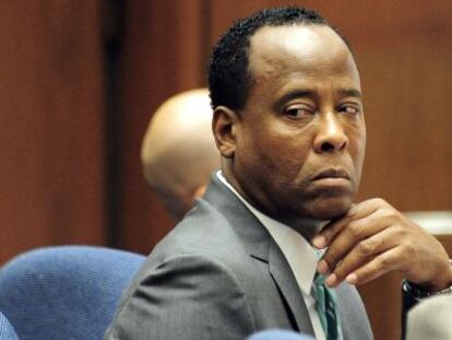 Conrad Murray, m&eacute;dico de Michael Jackson, durante el juicio en 2011 que le conden&oacute; por el homicidio involuntario del cantante.