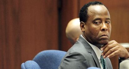 Conrad Murray, m&eacute;dico de Michael Jackson, durante el juicio en 2011 que le conden&oacute; por el homicidio involuntario del cantante.