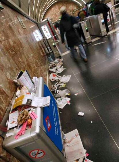 Aspecto del vestíbulo de un estación de Metro de Madrid en el décimo día de huelga