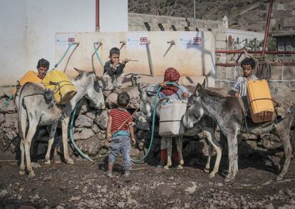 Yemen, que lleva ya más de cinco años de conflicto, sufrió 122 ataques aéreos contra sus infraestructuras entre marzo de 2015 y febrero de 2021. Alrededor de 15,4 millones de personas necesitan agua potable y saneamiento urgentemente, ya que la epidemia de cólera sigue enfermando a miles de niños cada semana. En la imagen, un grupo de niños se abastece en uno de los puntos de distribución de la región de Al-Dhalie.