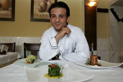 Kisko García, rodeado de tres de los platos creativos que elabora en Choco, su restaurante cordobés.