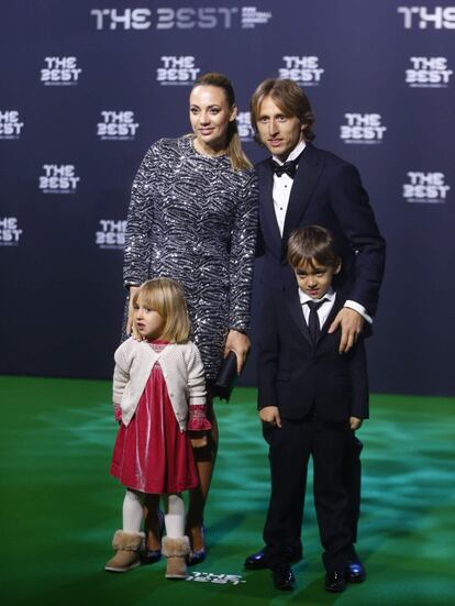 Luka Modric acudió a la cita de la FIFA con su esposa y sus dos hijos.