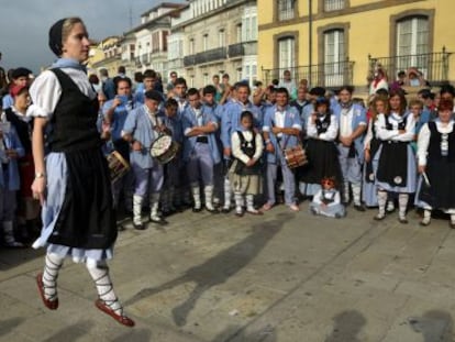 Una joven baila el 'aurresku' en honor a la Virgen Blanca en las fiestas de Vitoria. 