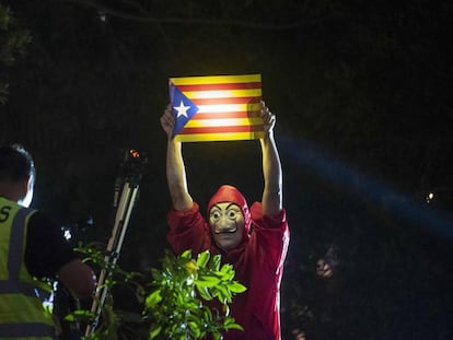 Un manifestante muestra una estelada en las protestas de Hong Kong, el pasado 24 de octubre.