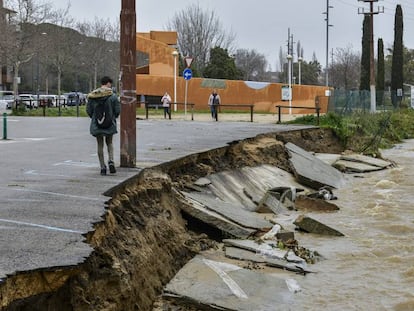 Parte de una calle, desprendida al lado de una riera.