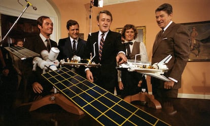 El primer ministro canadiense, Brian Mulroney, (en el centro), mira una maqueta del transbordador 9/25 en la Casa Blanca, junto a Ronald Reagan (derecha) y varios astronautas en septiembre de 1984. 