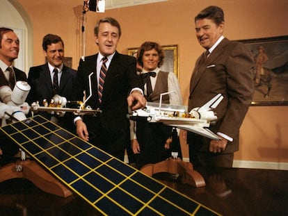 El primer ministro canadiense, Brian Mulroney, (en el centro), mira una maqueta del transbordador 9/25 en la Casa Blanca, junto a Ronald Reagan (derecha) y varios astronautas en septiembre de 1984. 