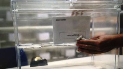 Una urna electoral en un almacén de Sevilla.