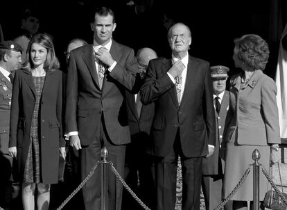 27-12-2011 El rey Juan Carlos y el príncipe Felipe ajustándose la corbata, durante el acto oficial del inicio de la X Legislatura, en el exterior del Congreso de los Diputados. En la imagen, también, la reina Sofía (d) y la princesa Letizia.