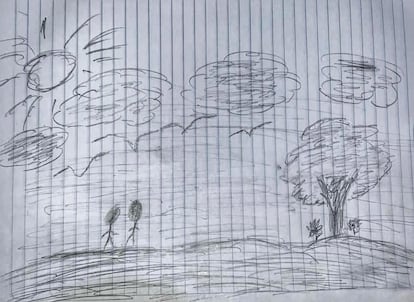 Un niño dibuja a su familia en Nicaragua.