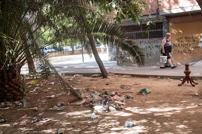 Restos de basura en Pan Bendito (Carabanchel).