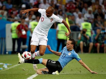 Diego Laxalt de Uruguay y el portugués Joao Mario.